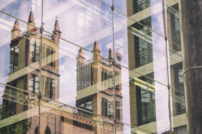 Deutschland, berlin, berlin-mitte, friedrichswerder kirche spiegelt sich in glasfassade des Auswärtigen Amtes — Stockfoto