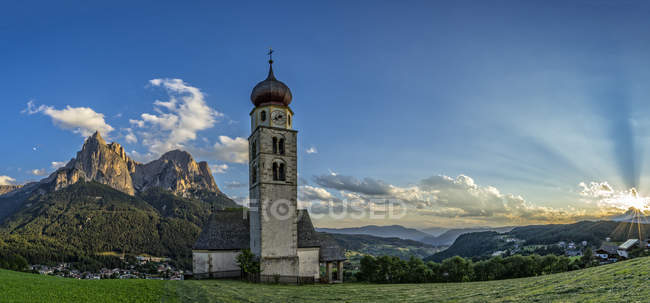 Chiesa di San Valentino e lo Sciliar al tramonto Dolomiti — Foto stock