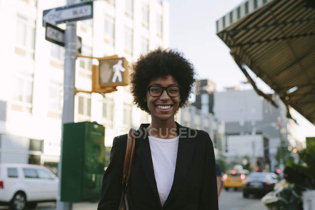 Porträt einer lächelnden Geschäftsfrau mit Brille — Stockfoto