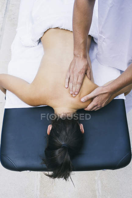 Physiotherapeut massiert die Schultern einer Frau — Stockfoto