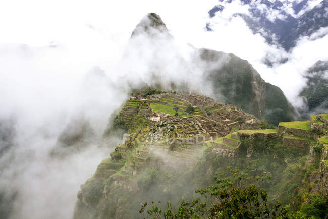 Perù, regione di Machu Picchu, cittadella di Machu Picchu e montagna di Huayna nella nebbia — Foto stock
