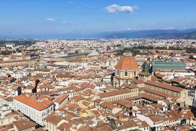 Italia, Toscana, Florencia, Vista de Cattedrale di Santa Maria del Fiore y Basilica di San Lorenzo - foto de stock