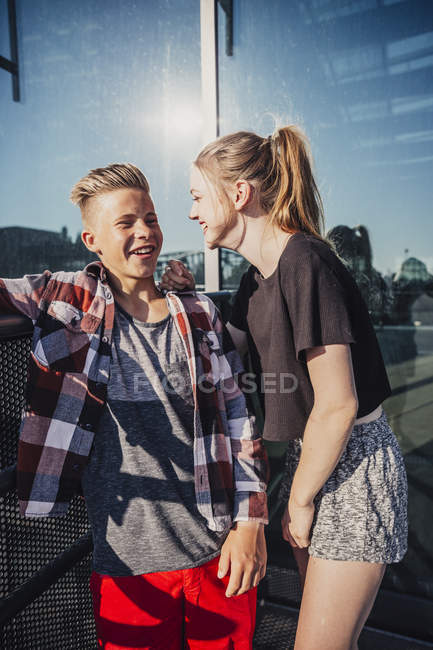 Dois adolescentes felizes ao ar livre na ponte pedonal — Fotografia de Stock