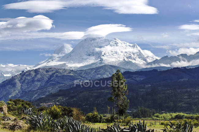 Peru, Ancash, Cordilheira Blanca, Parque Nacional Nevado Huascaran, Paisagem de montanhas panorâmicas com vista nevada de pico — Fotografia de Stock