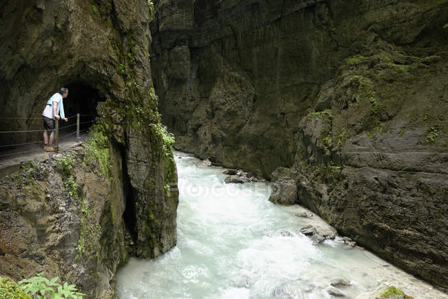 Deutschland, Bayern, Werdenfelser Land, Partnachschlucht bei Garmisch-Partenkirchen, Mann steht auf der Brücke — Stockfoto
