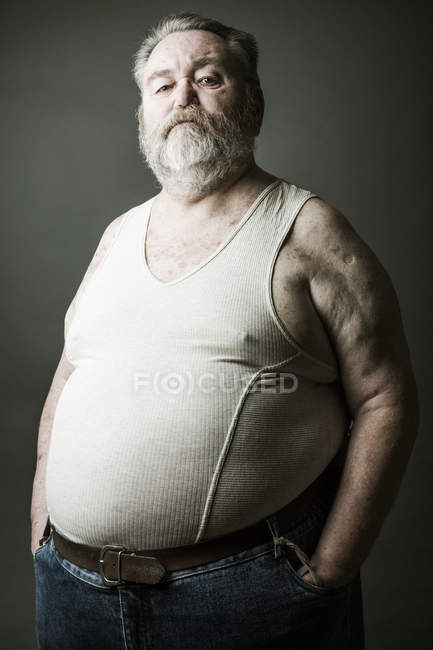 Retrato del hombre mayor con la barba llena con chaleco - foto de stock