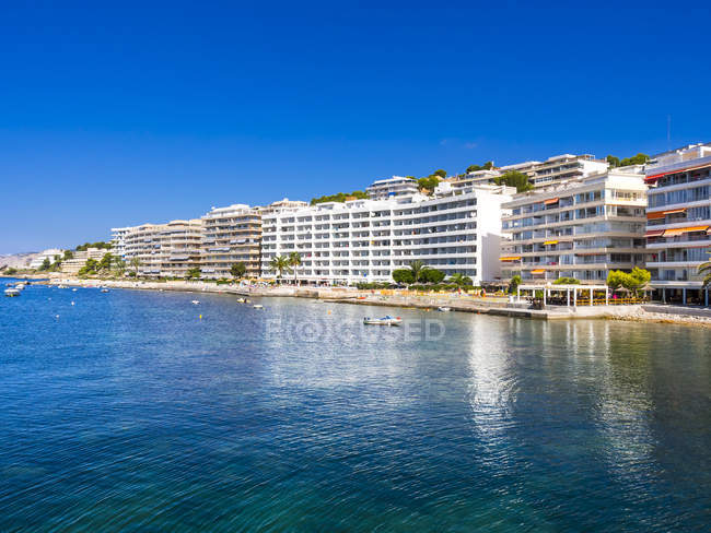 Espagne, Majorque, Santa Ponca, Hôtels à la plage contre l'eau — Photo de stock