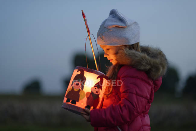Little girl with self-made paper lantern in the evening — Stock Photo