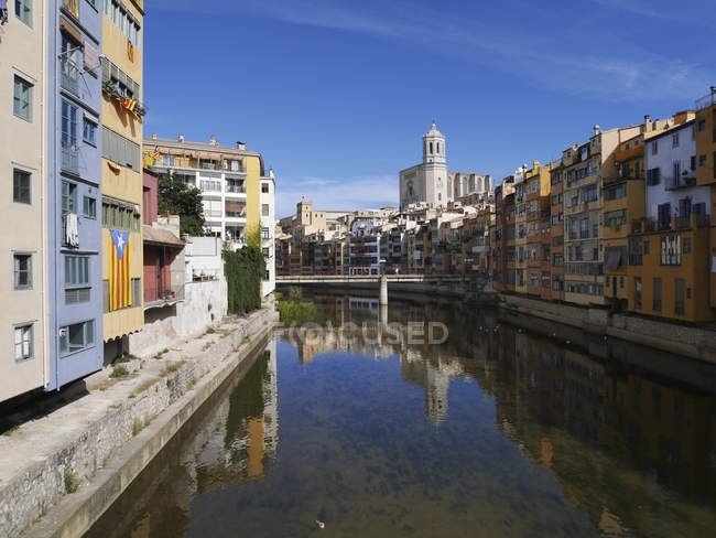 Іспанія, Жирони, річка Оньяр з Santa Maria de Girona собор у фоновому режимі — стокове фото