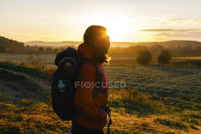 Spain, Catalunya, Girona, female hiker on field at sunrise — Stock Photo