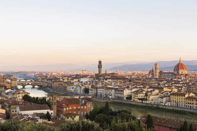 Italia, Toscana, Firenze, paesaggio urbano la sera — Foto stock