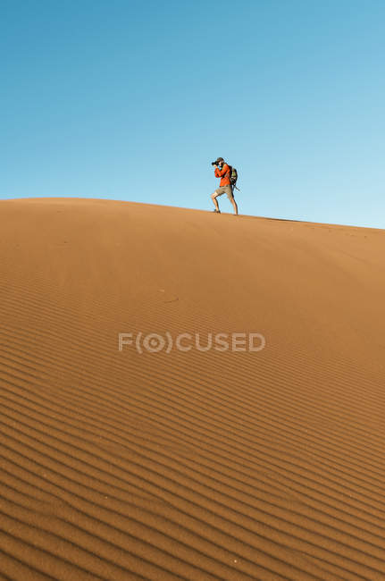 Namibia, Namib Desert, Sossusvlei, Man taking pictures on a dune — Stock Photo