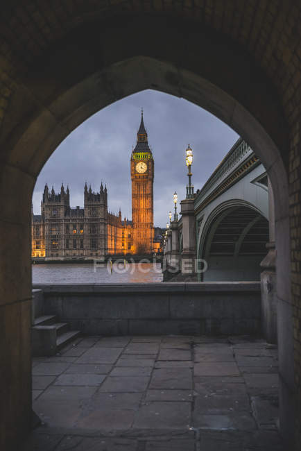 Regno Unito, Inghilterra, Londra, Westminster Bridge und Westminster Palace la sera — Foto stock