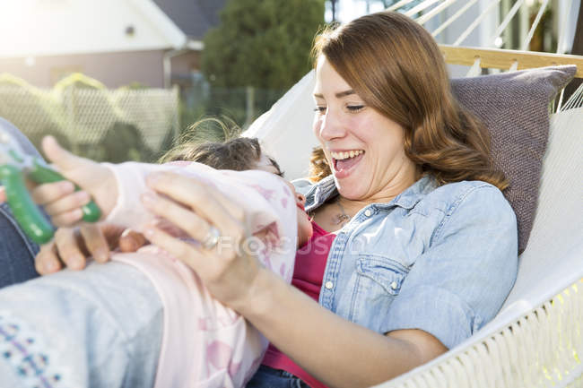 Mãe se divertindo com a filha na rede — Fotografia de Stock