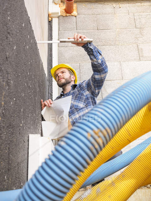 Caposquadra con piano di costruzione e controllo regole tascabili lavori di costruzione — Foto stock