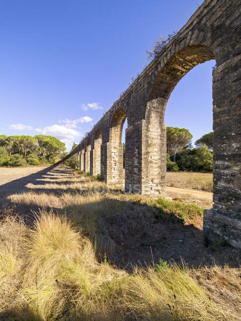 Portugal, Tomar, vieil aqueduc pendant la journée — Photo de stock