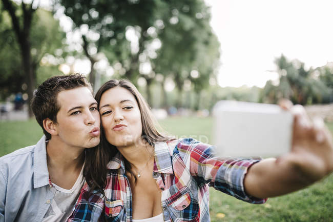Verliebtes Paar macht Selfie mit Smartphone — Stockfoto