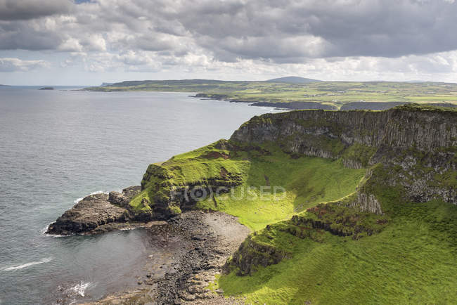 Reino Unido, Irlanda do Norte, Condado de Antrim, falésias de basalto em Causeway Coast — Fotografia de Stock