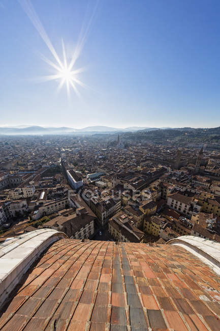Italia, Toscana, Firenze, Veduta della città contro il sole — Foto stock