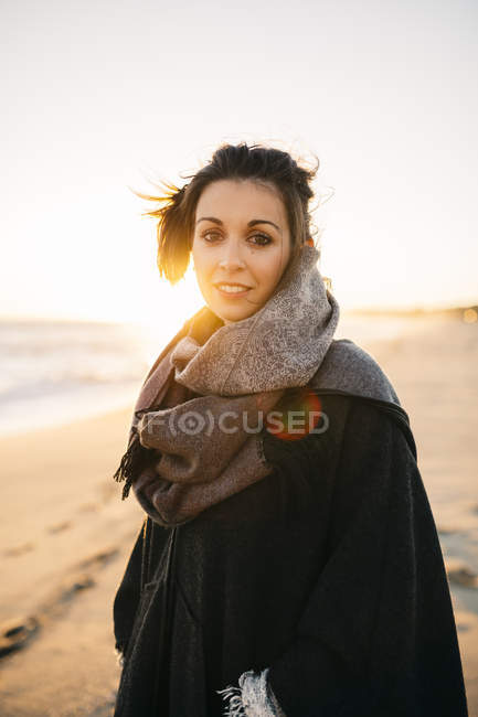 Femme sur la plage en hiver — Photo de stock