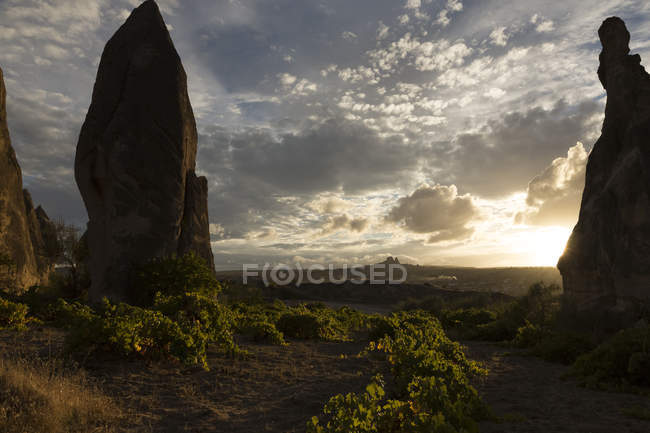 Turchia, Cappadocia, formazioni rocciose al tramonto — Foto stock