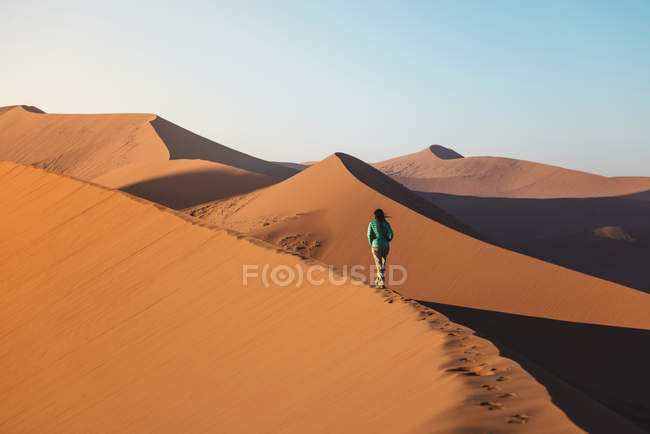 Namibie, Désert de Namib, Sossusvlei, Femme marchant sur Dune au lever du soleil — Photo de stock