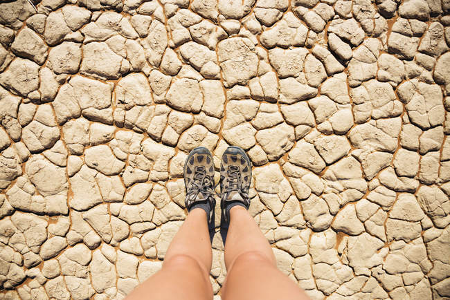 Namibia, Namib Desert, Sossusvlei, Trekking shoes on dry cracked earth — Stock Photo