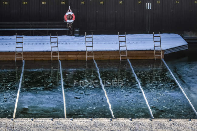 Alemanha, Baviera, Burghausen, zona de natação em winte — Fotografia de Stock