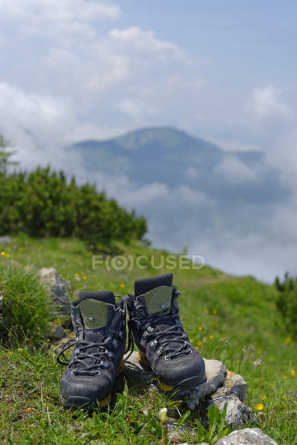 Germania, Baviera, Hirschberg, scarpe da trekking con montagne sullo sfondo — Foto stock