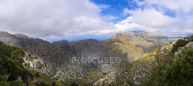 Spagna, Maiorca, Veduta della Serra de Tramuntana, Panorama durante il giorno — Foto stock