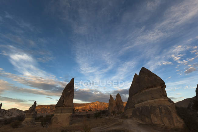 Turchia, Cappadocia, Valle delle Rose, formazioni rocciose la sera — Foto stock