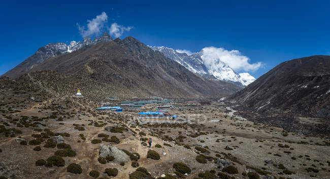Népal, Himalaya, Khumbu, Everest Region, Dingboche et monter sur fond — Photo de stock