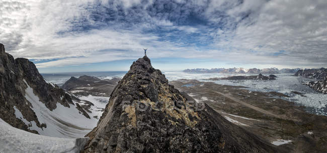 Гренландия, Швейцерланд, Кулусук, альпинист на вершине горы — стоковое фото