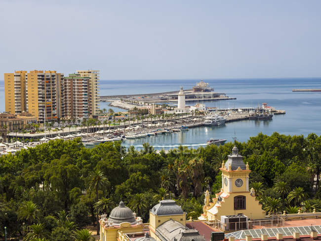 Espagne, Malaga, hôtel de ville el Ayountamiento, port et océan à partir de Alcazaba — Photo de stock