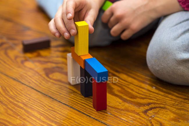 Girl playing with building bricks — Stock Photo