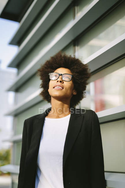 Porträt einer Geschäftsfrau mit Brille — Stockfoto