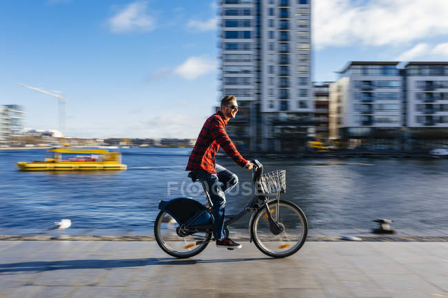 Irlanda, Dublino, giovane al molo della città in sella alla city bike — Foto stock