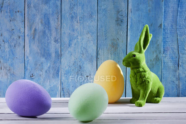Decoração de Páscoa com coelho verde da Páscoa e três ovos — Fotografia de Stock