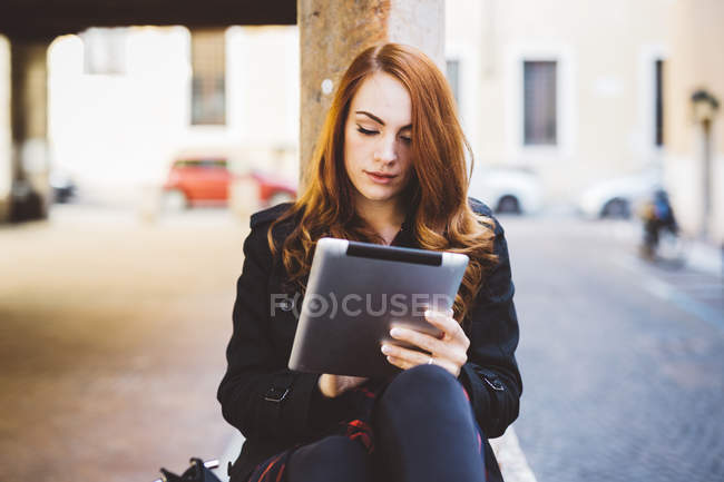 Giovane donna guardando tablet digitale all'aperto — Foto stock