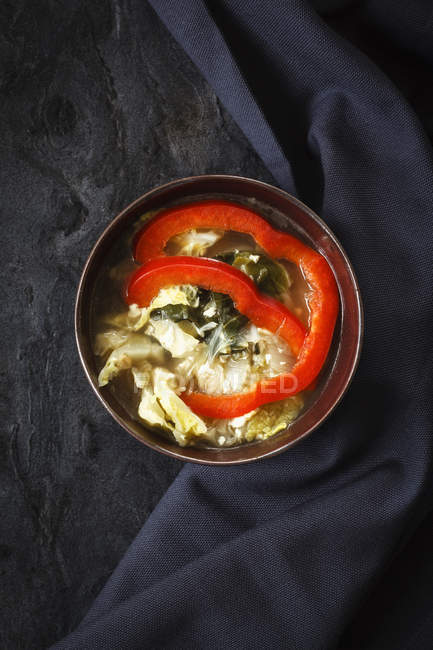 Bol de ragoût de chou chinois végétalien avec tofu et tranches de poivron rouge — Photo de stock