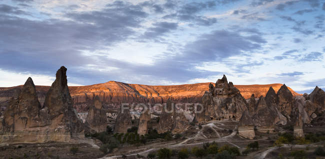 Turchia, Cappadocia, Valle delle Rose, formazioni rocciose al tramonto — Foto stock