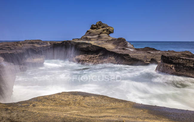 Indonesia, Bali, rocky coast, waves — Stock Photo