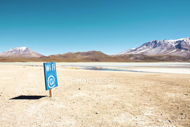 Боливия, Потоси, знак Wi-Fi в убогом пейзаже Bohban Altiplano — стоковое фото