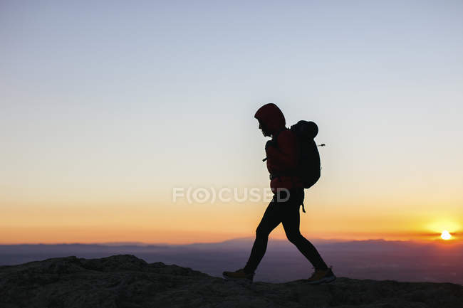 Femme randonnée au lever du soleil dans les montagnes — Photo de stock