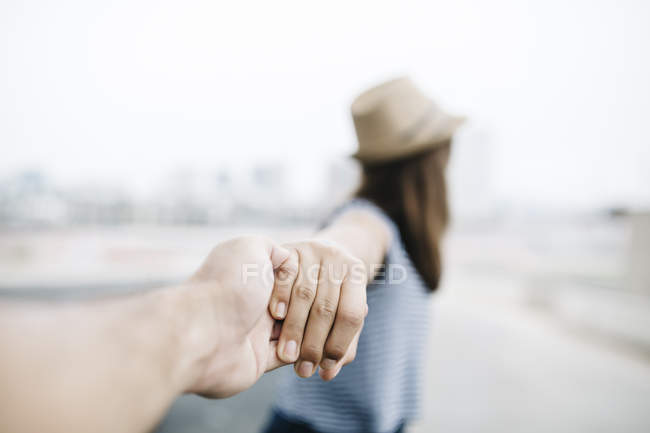 Paar hält Händchen aus persönlicher Perspektive — Stockfoto