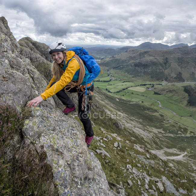 Royaume-Uni, Lake District, Grand Langdale, femme brouillant chez Pike of Stickle — Photo de stock