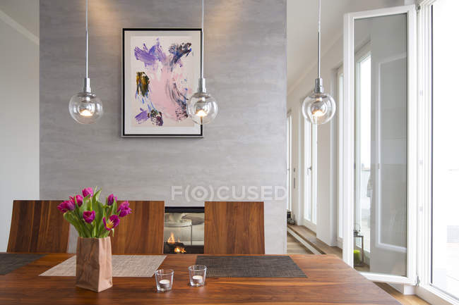 Interior de piso moderno, zona de comedor y chimenea - foto de stock