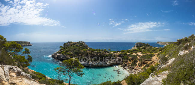 Spagna, Baleari, Maiorca, Veduta della baia Calo des Moro durante il giorno — Foto stock