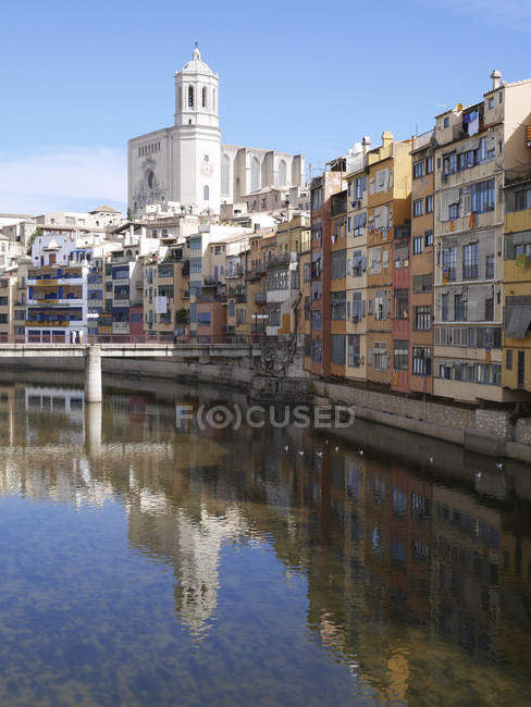 Espanha, Girona, Rio Onyar com catedral de Santa Maria de Girona no fundo — Fotografia de Stock