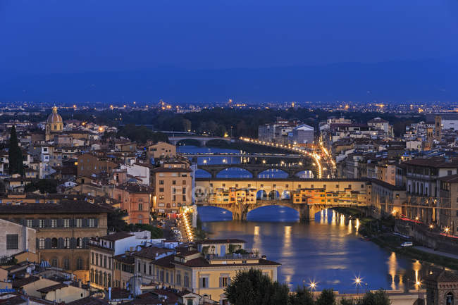 Italia, Toscana, Firenze, Paesaggio urbano, Veduta del fiume Arno con Ponte Vecchio la sera — Foto stock